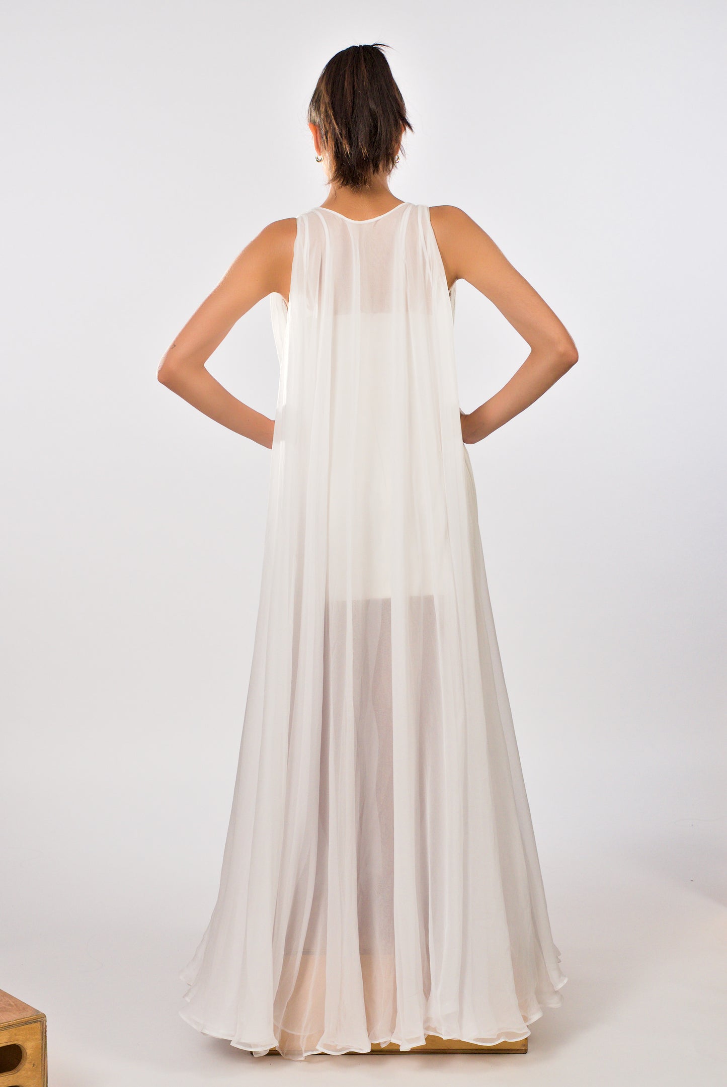 The airy, cape-like back flows effortlessly, while the front V-neckline balances the design for a chic and sophisticated wedding dress look.
Ein leichter, umhangähnlicher Effekt, der Stoff fällt frei, während der V-Ausschnitt vorne das Hochzeitskleid modern und edel wirken lässt.