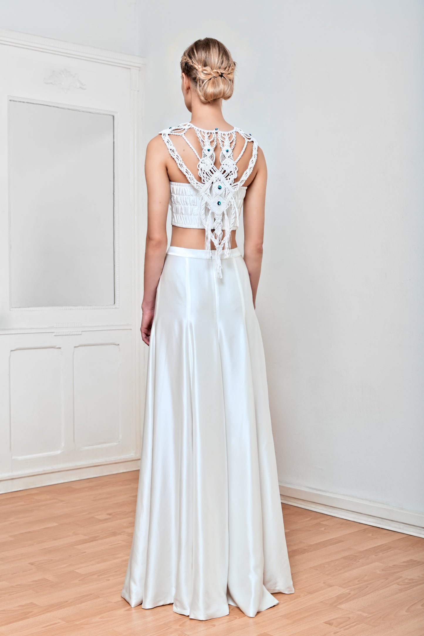"Eliki" – From the back, wide view, elegant silk wedding skirt in A-line for special occasions.
"Eliki" – Von hinten, weite Ansicht, eleganter Hochzeitsrock aus Seide in A-Linie für besondere Anlässe.