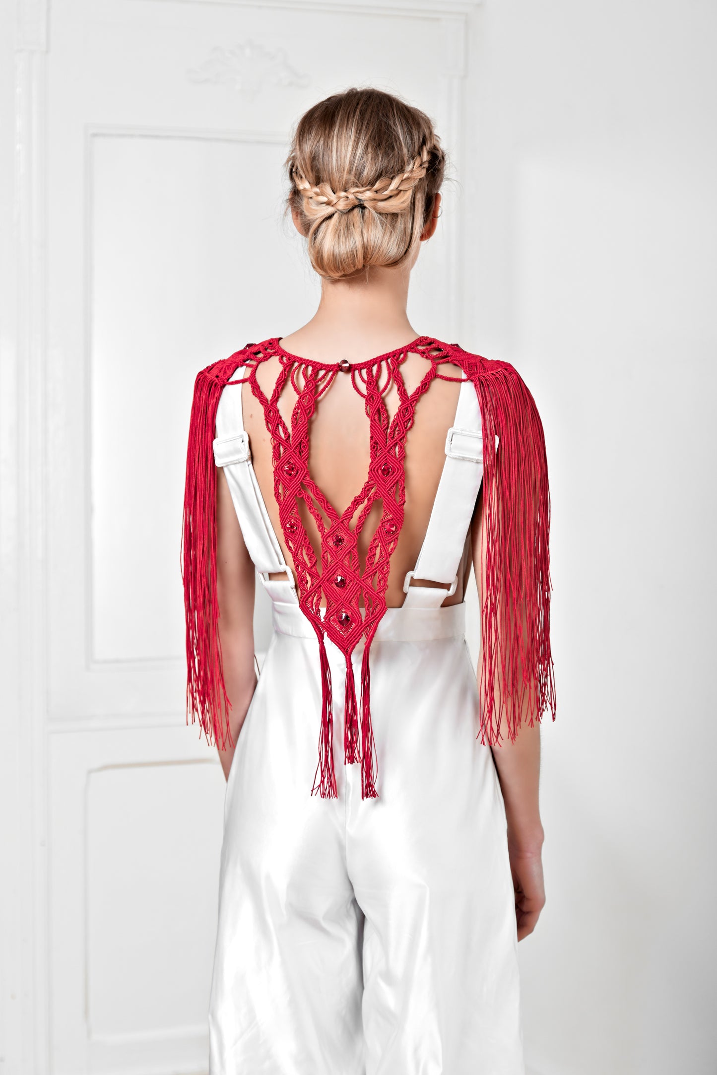 Close-up of the back of the "Klea" silk jumpsuit, paired with the "Marpe" macramé top, featuring craftsmanship and a feminine touch.
Nahaufnahme des Rückens des "Klea" Seiden-Jumpsuits, kombiniert mit dem "Marpe" Makramee-Oberteil, das durch seine Handwerkskunst und den femininen Touch besticht.