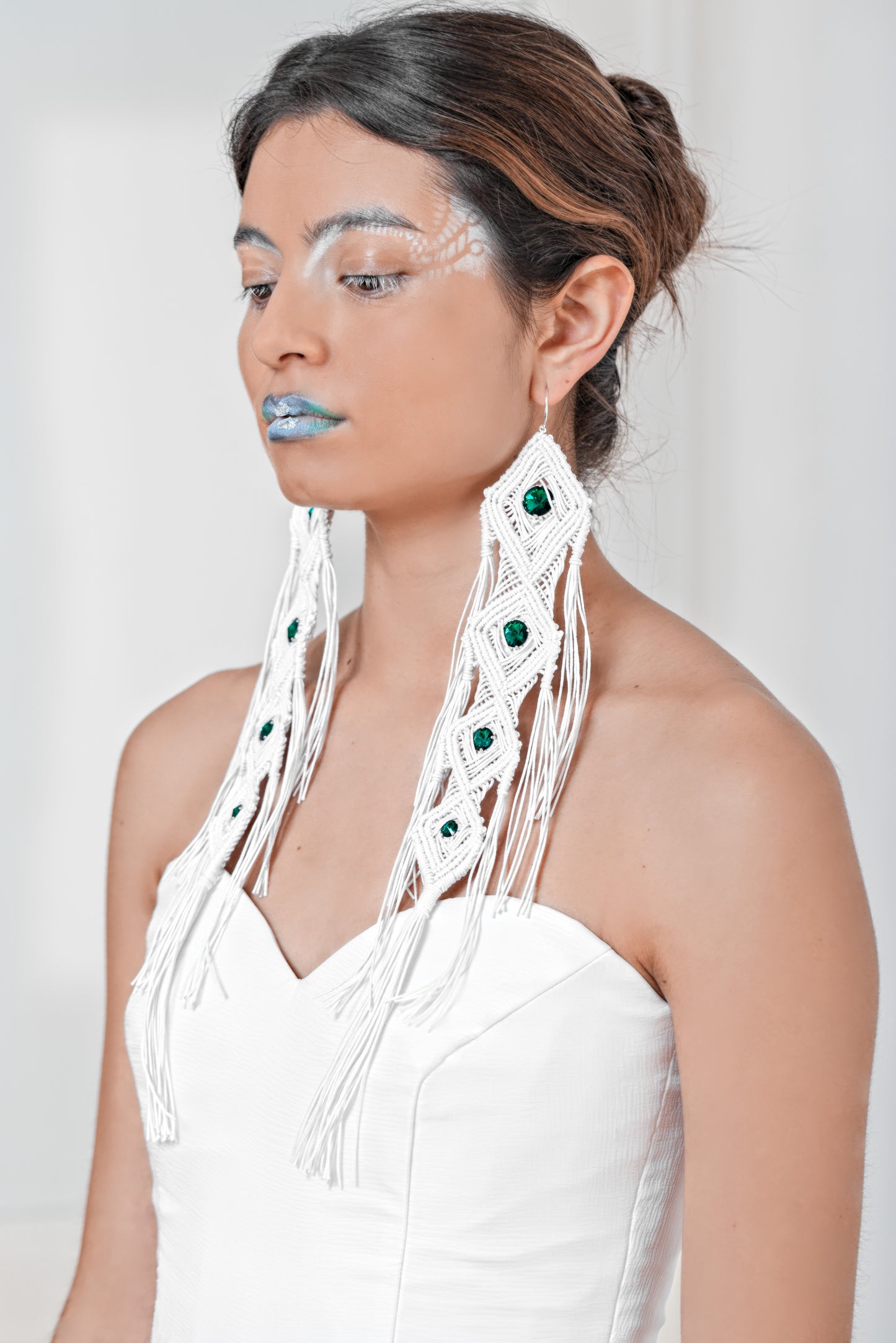 "Melite" Tiered Dress – Front View of Corset with "Keleno" Earrings.
"Melite" Stufenkleid – Vorderansicht der Korsage mit Ohrringen "Keleno".