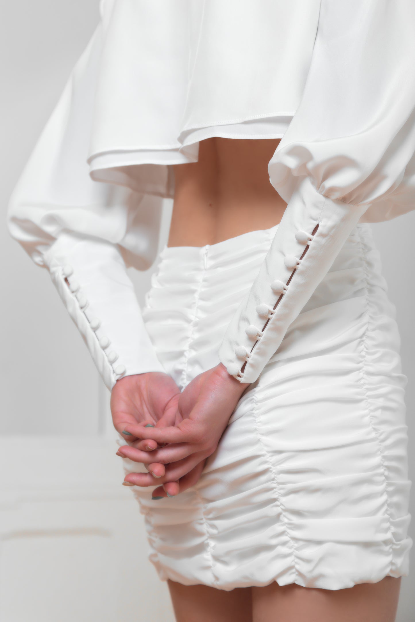 "Althea" Silk Crop Top – close-up of cuffs highlighting the unique design.
"Althea" Seiden Crop Top – Detailaufnahme der Manschetten, die das besondere Design hervorheben.