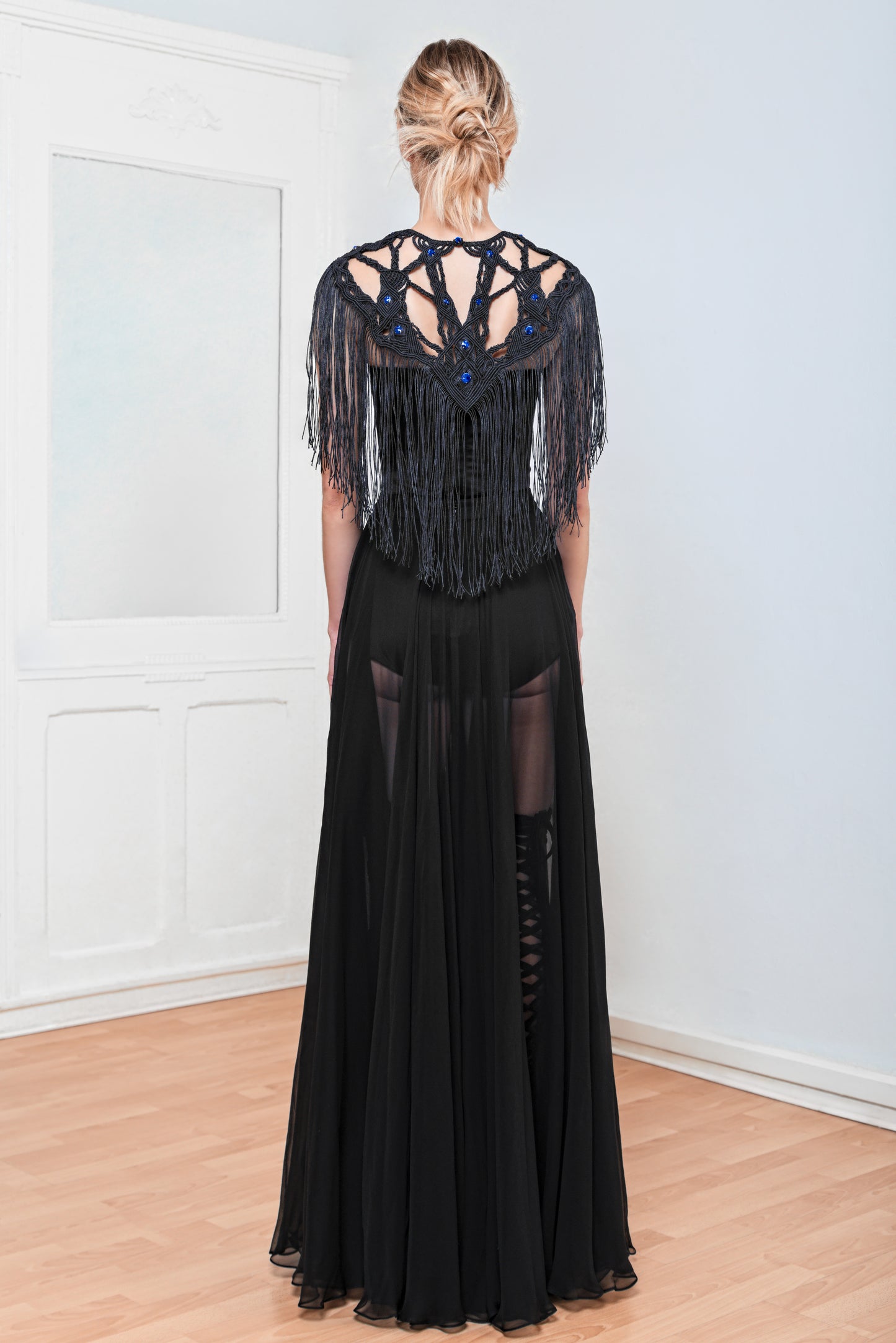 Rear view of the "Maera" skirt paired with the "Derinoe" macrame necklace. The luxurious silk chiffon and exquisite craftsmanship make this look perfect for special occasions.
Rückansicht des "Maera" Rocks in Kombination mit der "Derinoe" Makramee-Halskette. Der luxuriöse Seidenchiffon und die exquisite Verarbeitung machen diesen Look perfekt für besondere Anlässe.