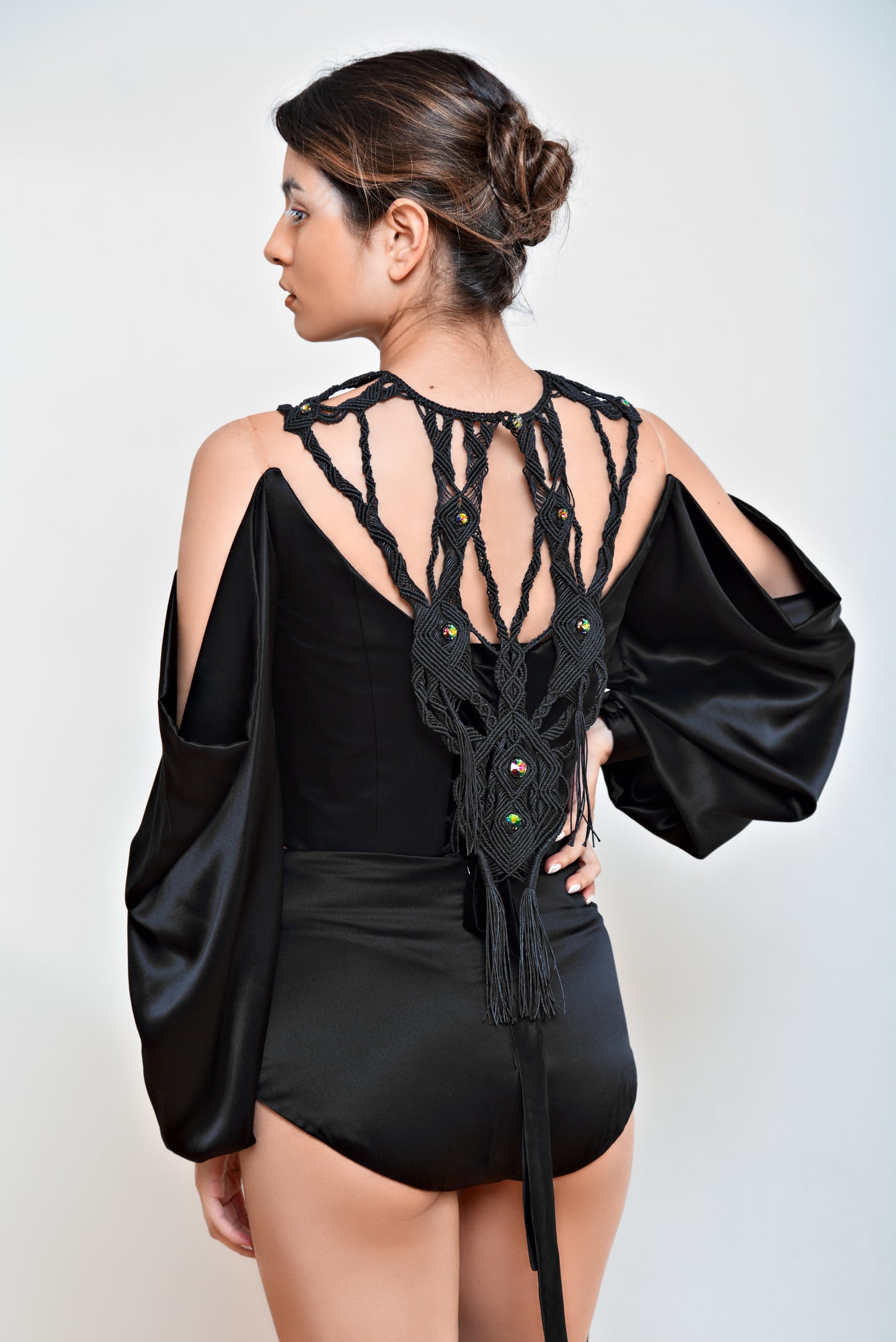 Close-up of the "Nicaea" Silk Corset from the back with "Agave" Macramé Necklace – Elegant lacing and fine craftsmanship paired with unique macramé jewelry.
Detailaufnahme der "Nicaea" Seiden Korsage von hinten mit "Agave" Makramee Halskette – Elegante Schnürung und feine Handwerkskunst kombiniert mit einzigartigem Makramee-Schmuck