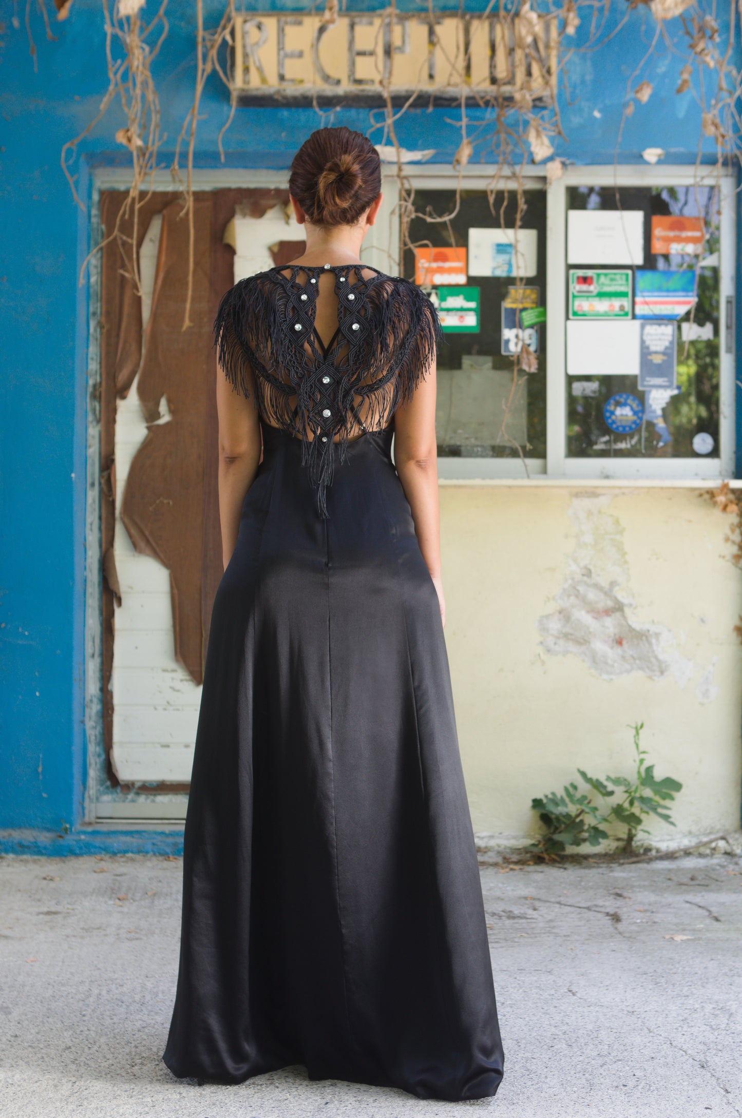 Back wide – "Atalante" Macrame Harness Top from the back with multiple layers of fringes.
Hinten weit – "Atalante" Makramee Harness Top von hinten mit mehreren Lagen Fransen.